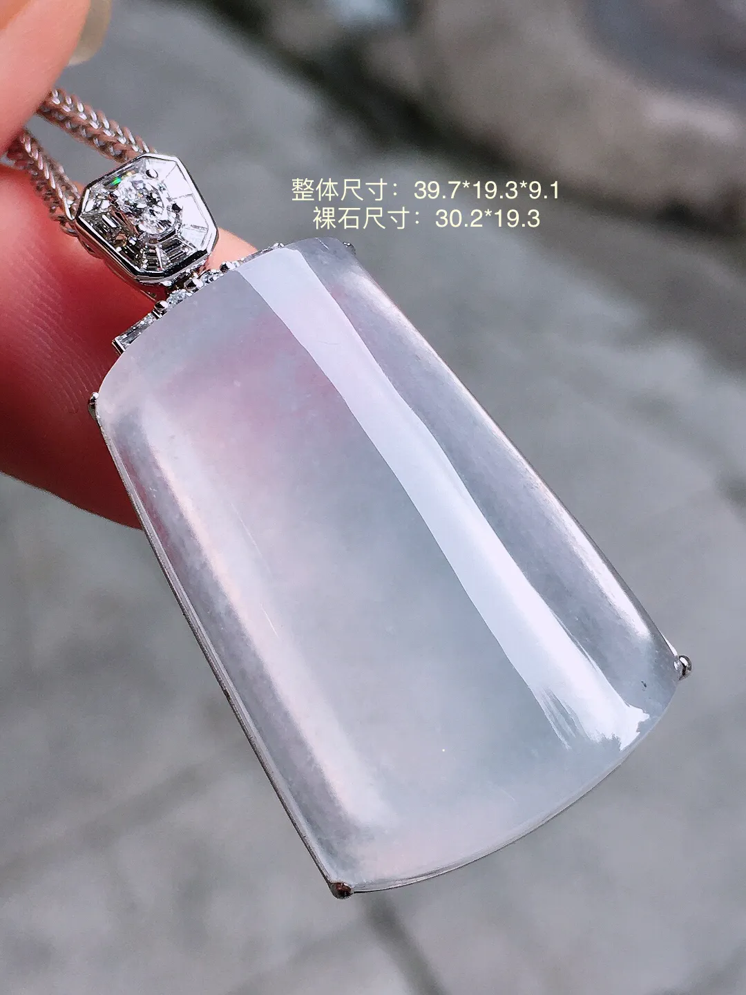 冰种无事牌吊坠，玉质细腻，荧光感超
强，饱满圆润，气质满满。18k
金豪华镶嵌