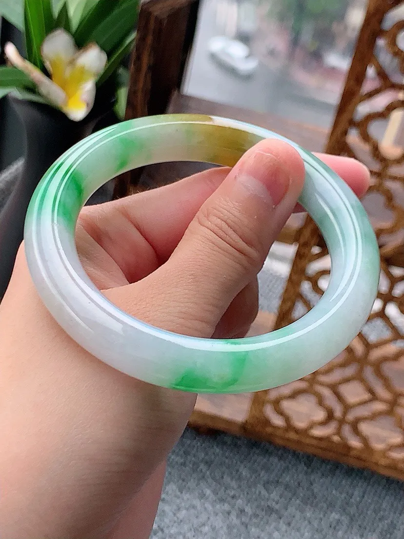 a货翡翠老坑黄加绿双彩圆条手镯57-58圈口  尺寸57.2×10.8mm 重量67.12g 0621