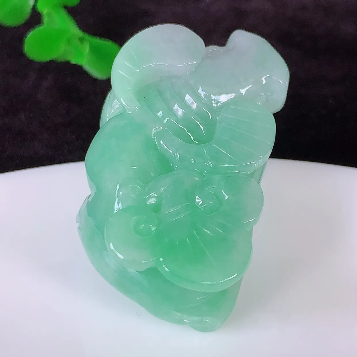 自然光实拍，冰润飘绿生肖牛气冲天翡翠吊坠，种老水足，雕工精湛 ，寓意美好，佩戴时尚出众！#41.1