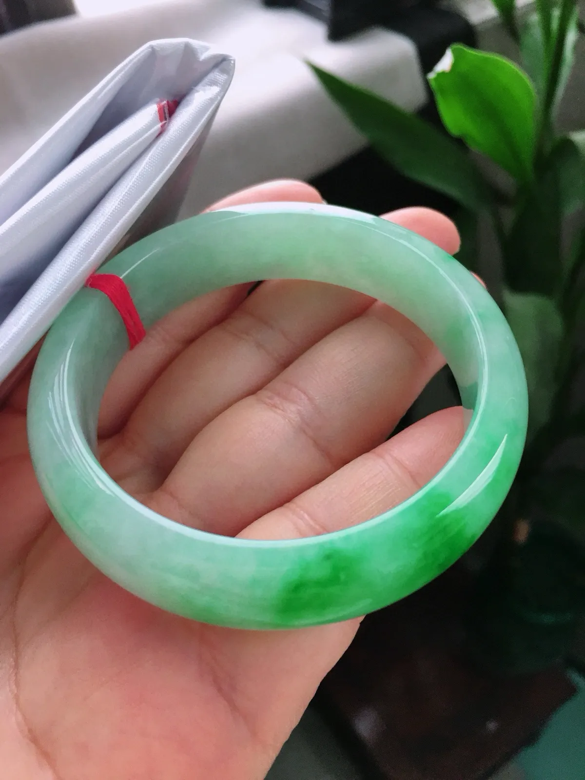 圈口55.1，正圈手镯，玉质冰润，色泽阳绿，宽版，尺寸55.1-15-7.4mm