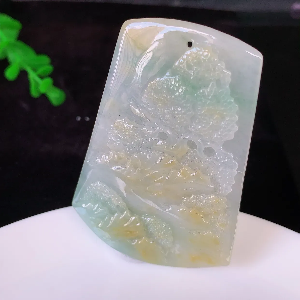 自然光实拍，冰润黄加绿翡翠山水牌吊坠，翡翠山水，立体生动形象，山水素材布局合理，意境感佳，佩戴上身效果更高贵 #60.1