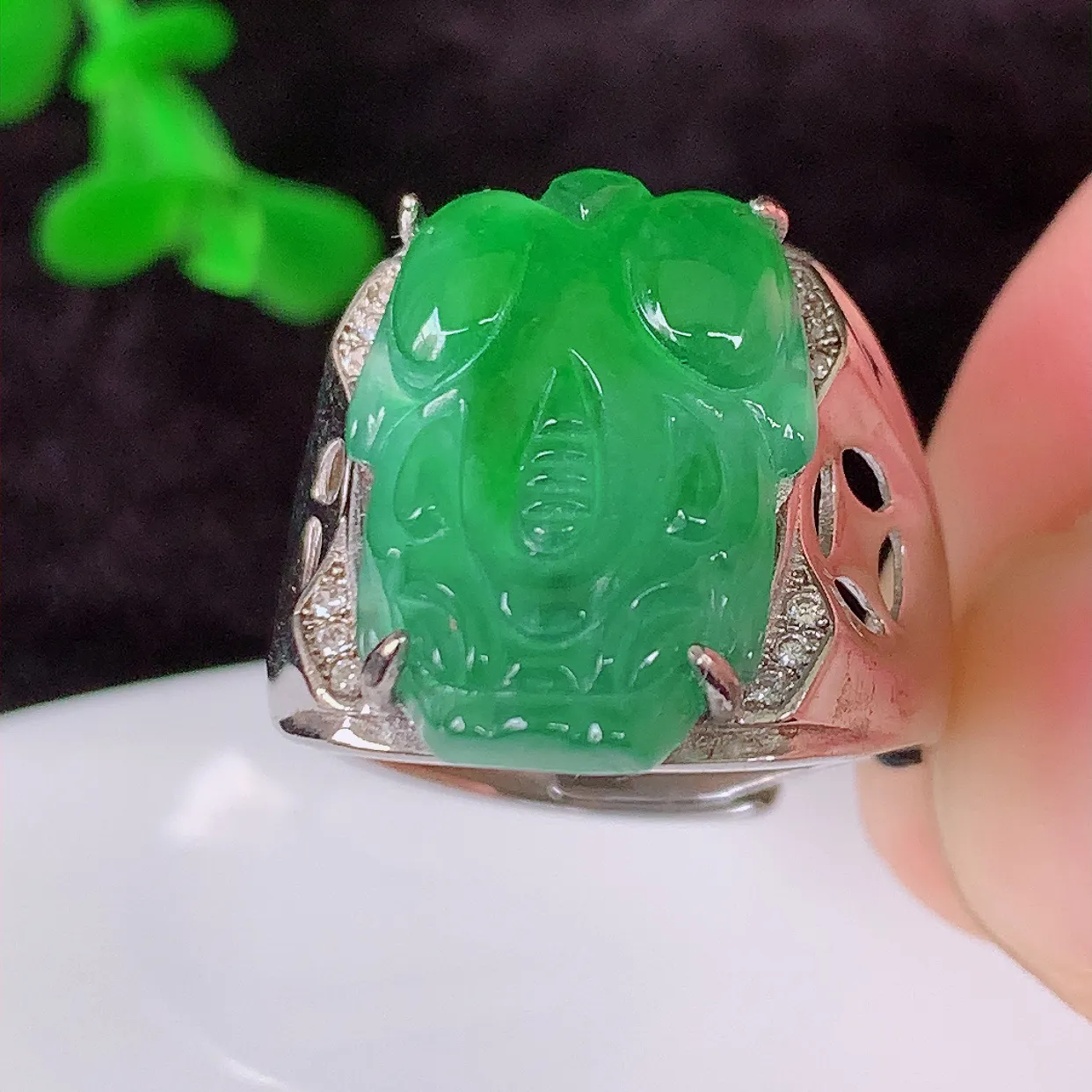 冰透满绿貔貅翡翠925银镶嵌戒指，自然光实拍，翠色灵动，颜色漂亮，种老水足，品相佳，佩戴佳品！#98