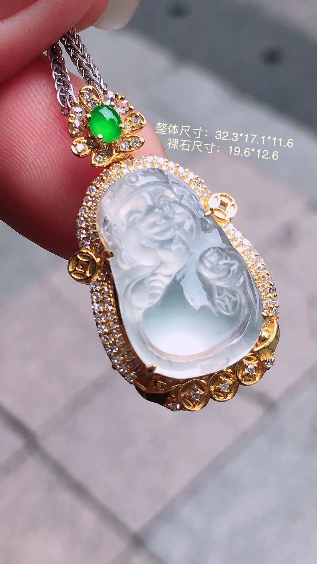 冰种【财神爷】吊坠，玉质细腻，荧光感超
强，饱满圆润，气质满满。18k
金豪华镶嵌