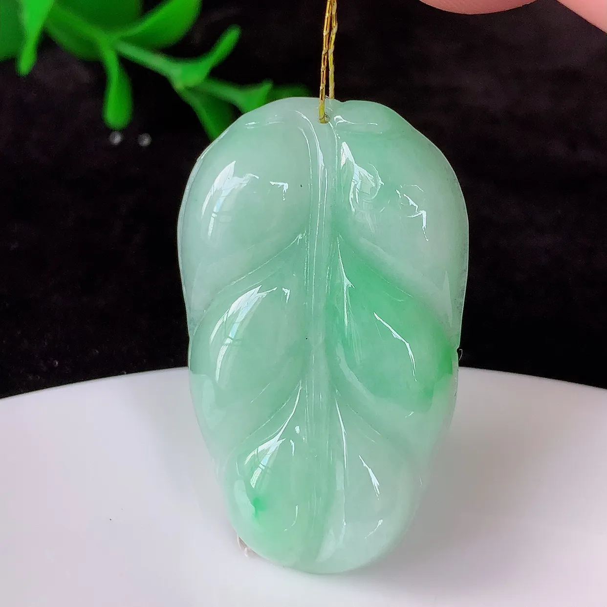 自然光实拍，冰胶飘绿叶子翡翠吊坠 ，种水足，色泽清新，工艺精湛，叶子寓意美好；金枝玉叶，事业有成。#