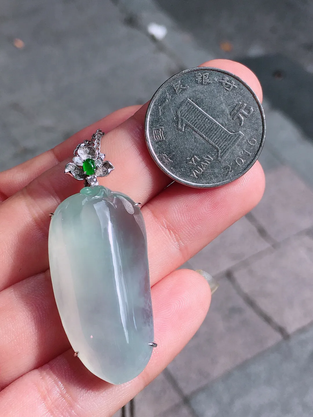 冰种福瓜吊坠，玉质细腻，荧光感超
强，饱满圆润，气质满满。18k
金豪华镶嵌
