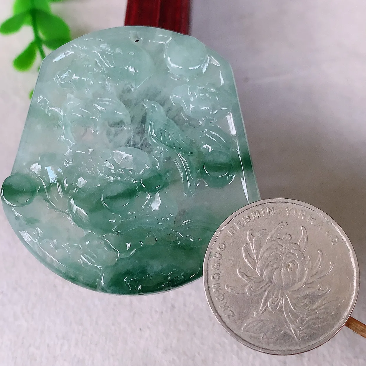 自然光实拍，冰飘花翡翠喜上眉梢吊坠，时人之家，闻鹊声皆以为喜，故谓喜鹊报喜。”题材有喜上眉梢，双喜临门，花开富贵的美好意义。性价比超值！#46.1尺寸50*46.5*5.8mm