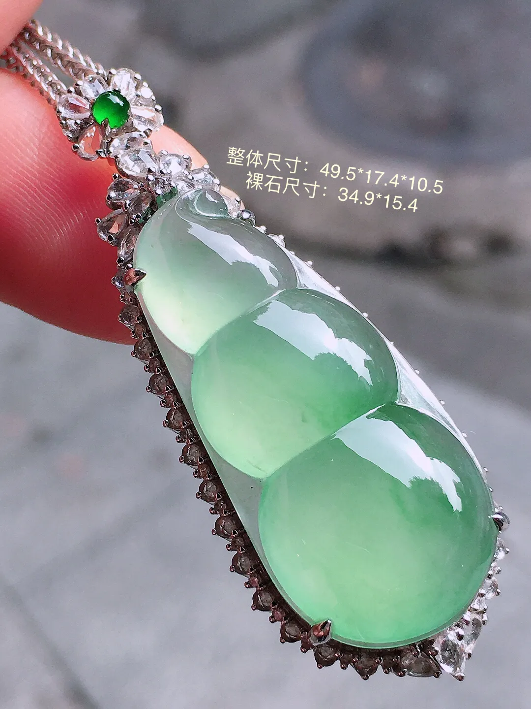 晴水福豆吊坠，色泽均匀艳丽，玉质细腻，荧光感超
强，饱满圆润，气质满满。18k
金豪华镶嵌