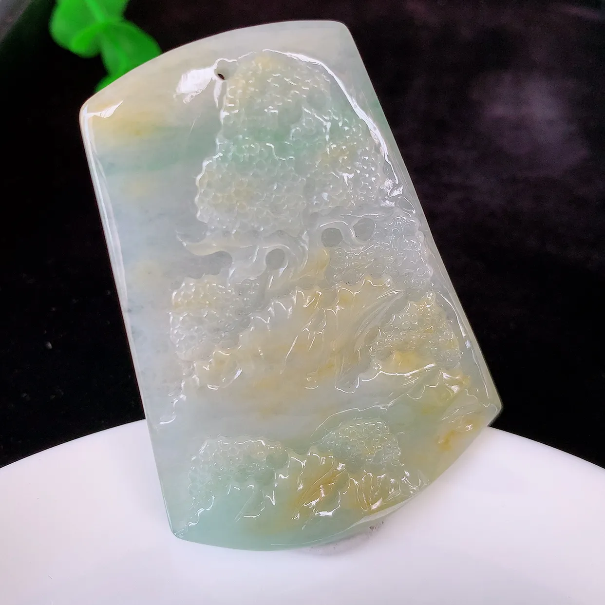 自然光实拍，冰润黄加绿翡翠山水牌吊坠，翡翠山水，立体生动形象，山水素材布局合理，意境感佳，佩戴上身效果更高贵 #60.1