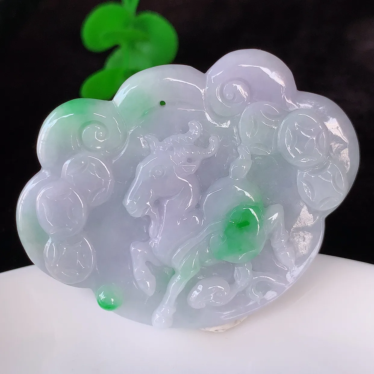 自然光实拍，冰润飘绿生肖羊翡翠吊坠，翠色灵动，种老水足，寓意好，品相佳，佩戴佳品！#05.1尺寸52