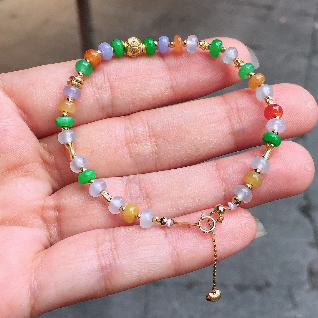 多彩珠子手链，色泽均匀艳丽，玉质细腻，荧光感超
强，饱满圆润，气质满满。18k
金豪华镶嵌