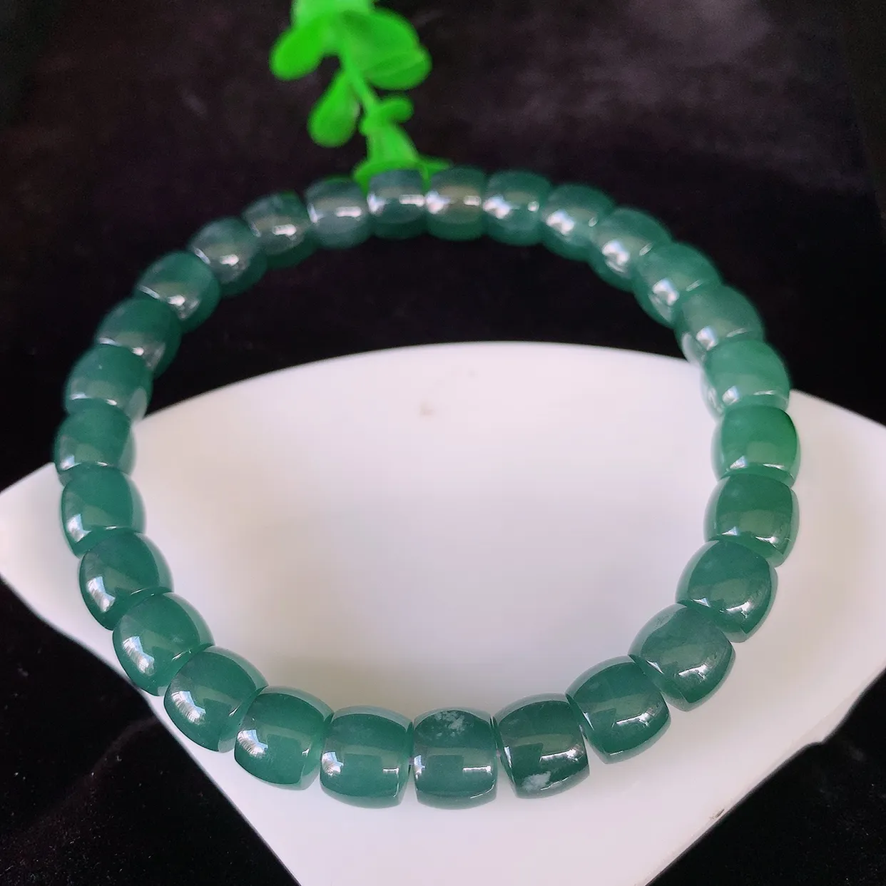 自然光实拍，冰润满绿路路通翡翠手链手串，水润秀气，料子细腻，清爽，高档大气，自戴送礼佳品！#3.1取一尺寸7.8*6.5mm
