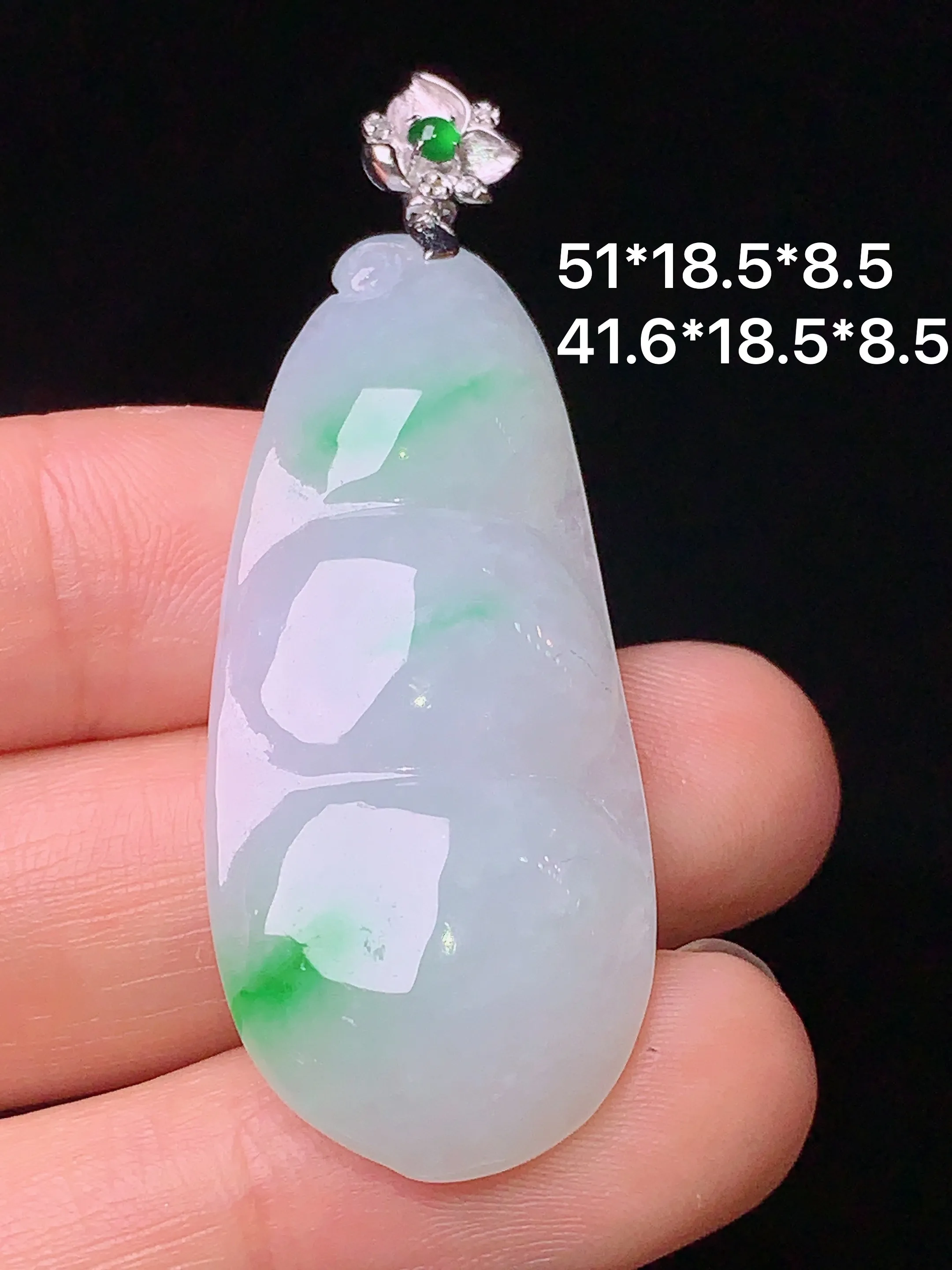 18k金钻镶嵌飘绿四季豆吊坠 玉质细腻 色泽艳丽 整体尺寸51*18.5*8.5