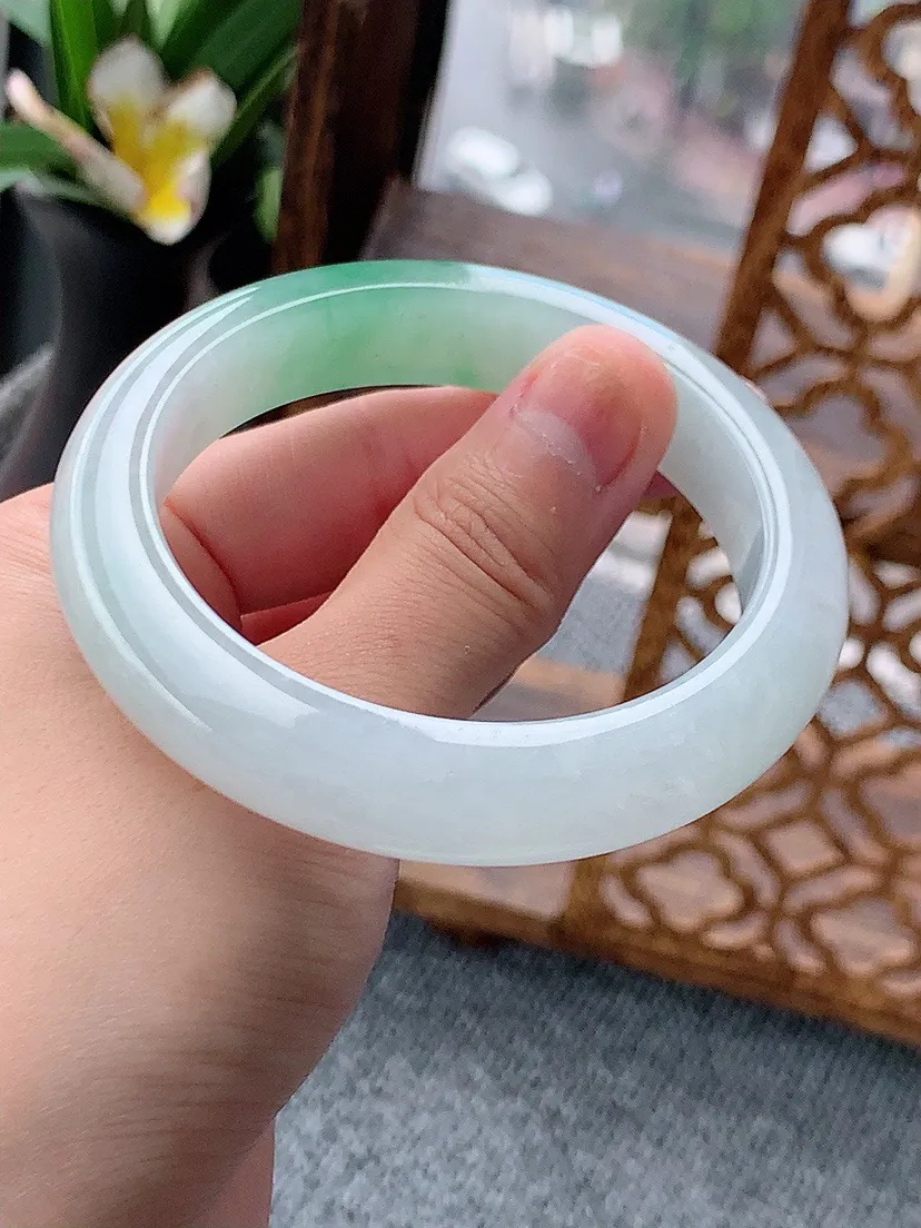 a货翡翠老坑飘绿正装正圈手镯54-55圈口 尺寸54.8×11.8×8.5mm 重量61.54g 0621