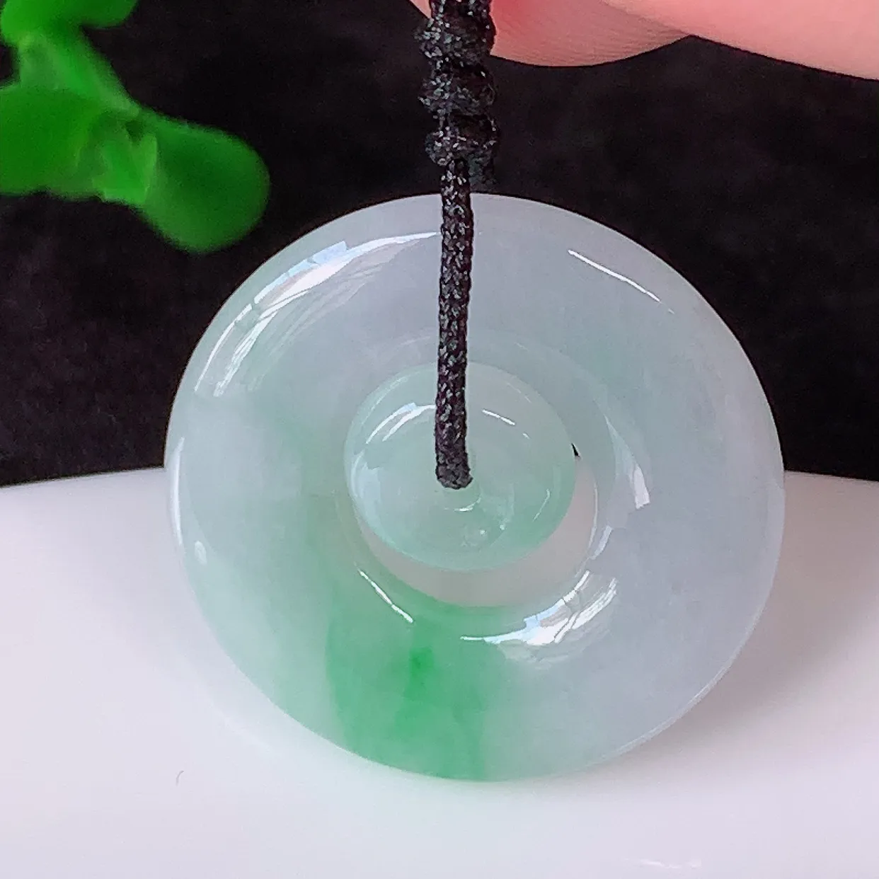 自然光实拍，冰润飘绿平安母子扣翡翠吊坠，种老水足，雕工精湛 ，寓意美好，佩戴时尚出众！#41.1