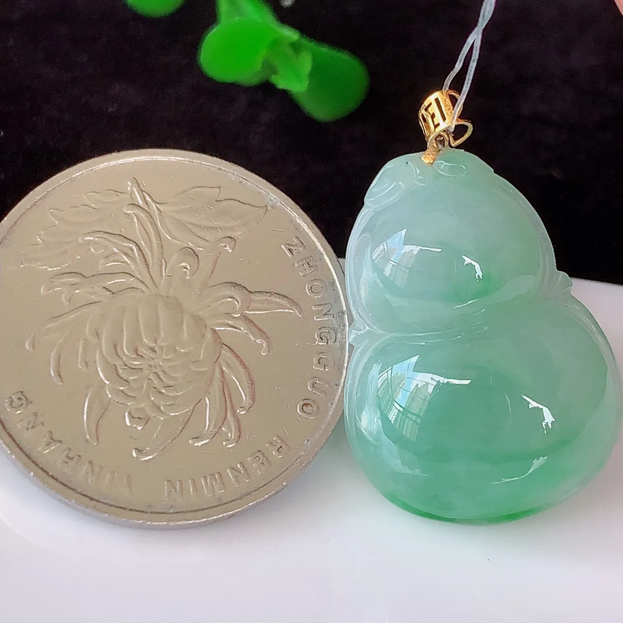 18K金镶嵌冰润飘绿翡翠葫芦吊坠，翡翠葫芦，寓意福禄双全，财源滚滚， 佩戴效果优雅迷人！#49.1