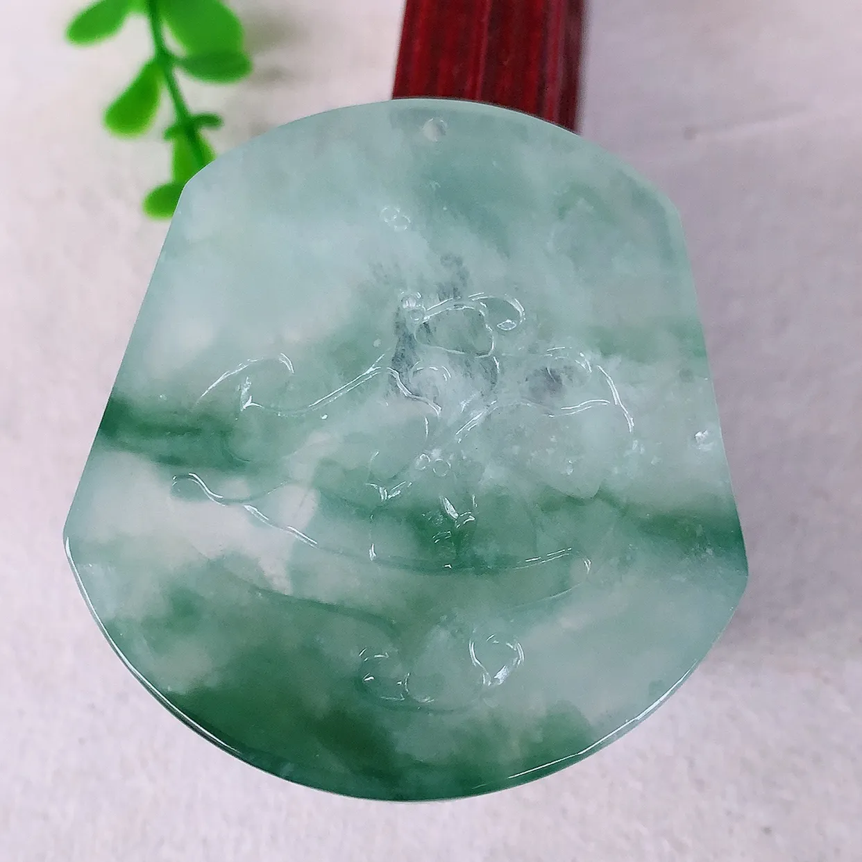 自然光实拍，冰飘花翡翠喜上眉梢吊坠，时人之家，闻鹊声皆以为喜，故谓喜鹊报喜。”题材有喜上眉梢，双喜临门，花开富贵的美好意义。性价比超值！#46.1尺寸50*46.5*5.8mm