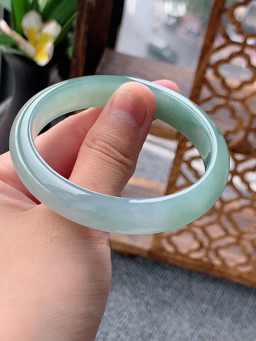 a货翡翠老坑晴水贵妃手镯55-56圈口 尺寸55.8×49.5×11.6×7mm 重量43.65g 0621