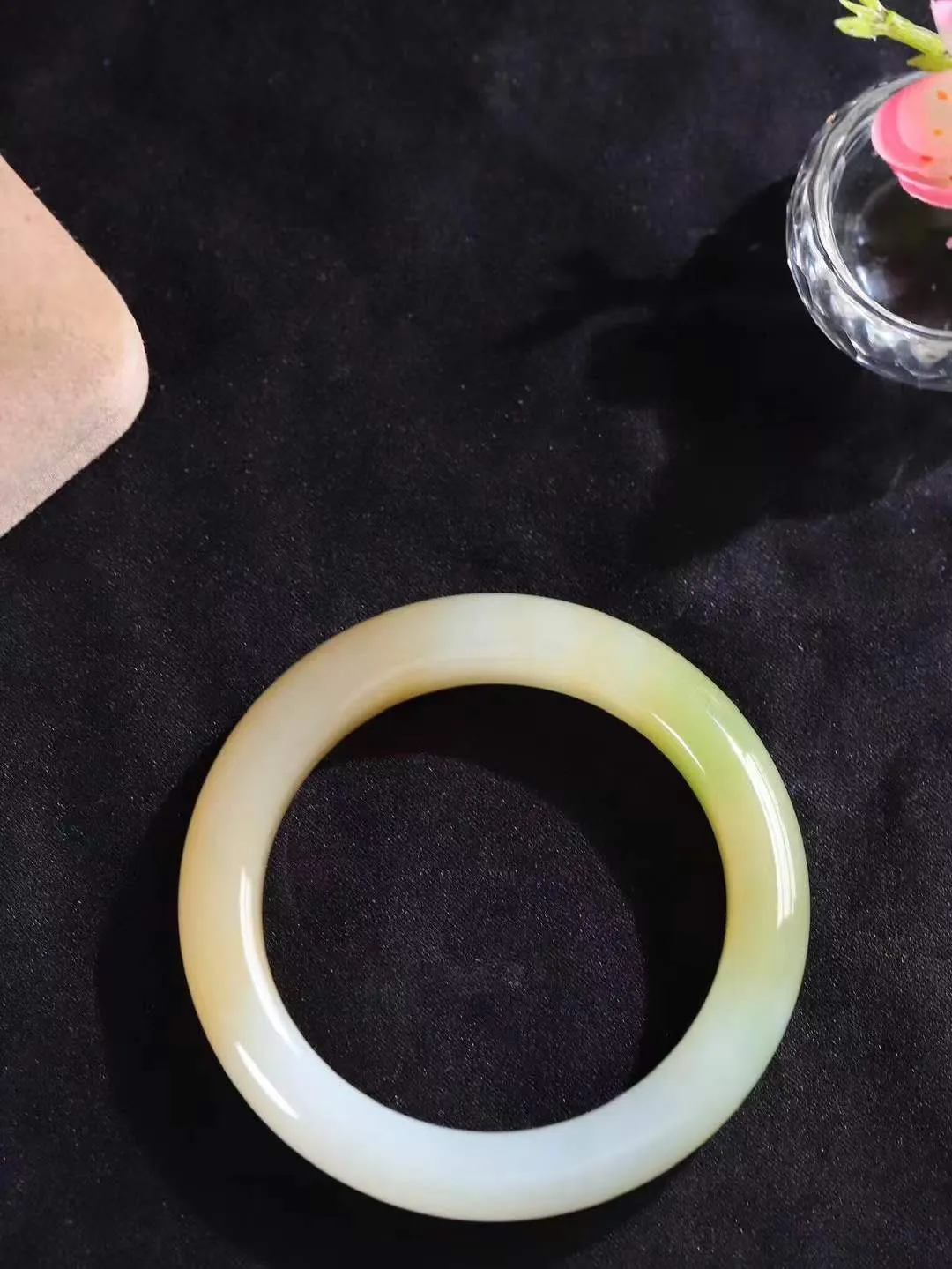 （温柔雅致.手镯）

收藏级臻品️和田玉三色手镯。镯型饱满，温润细腻，脂润沁香。️执一卷书，沏一盏茶，着一袭裙，戴一只镯。淡淡浅笺，素心若兰，静赏玉中诗画。悠悠岁月，芊手轻摘，盛满诗样芳华。重61克   尺寸54.5-12.5-10mm    FDA-9960496