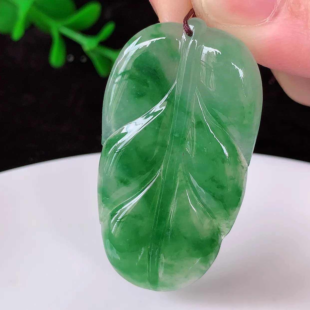 自然光实拍，冰胶飘花叶子翡翠吊坠 ，种水足，色泽清新，工艺精湛，叶子寓意美好；金枝玉叶，事业有成。#