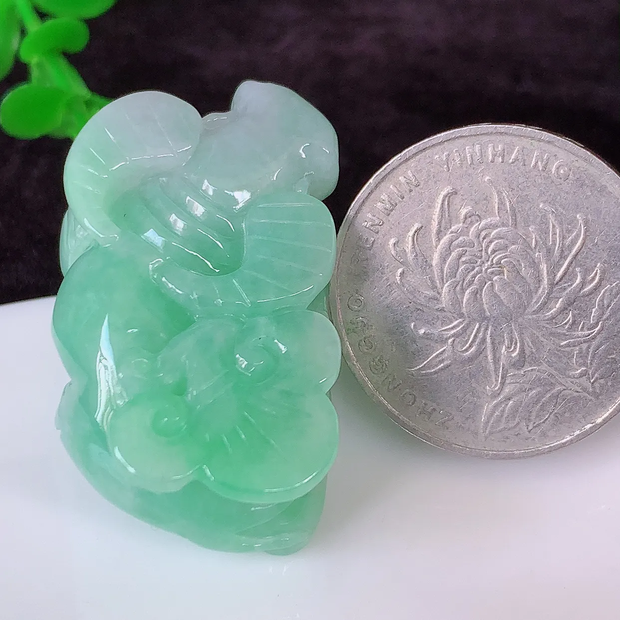 自然光实拍，冰润飘绿生肖牛气冲天翡翠吊坠，种老水足，雕工精湛 ，寓意美好，佩戴时尚出众！#41.1