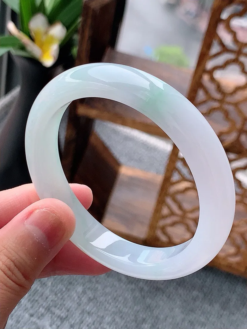 a货翡翠老坑飘绿正装正圈手镯54-55圈口 尺寸54.2×10.5×7.7mm 重量46.97g 0