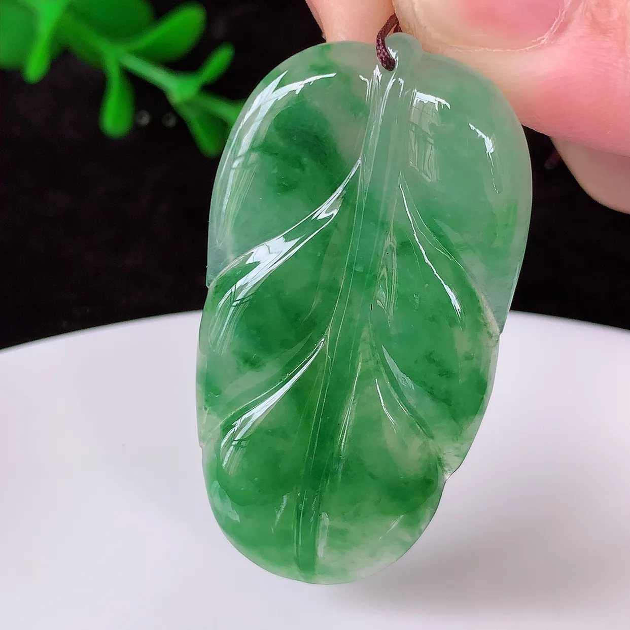自然光实拍，冰胶飘花叶子翡翠吊坠 ，种水足，色泽清新，工艺精湛，叶子寓意美好；金枝玉叶，事业有成。#57.1尺寸41.5*22.5*3.8