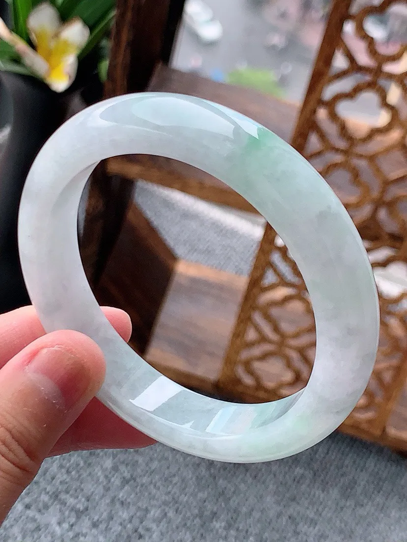 a货翡翠老坑飘绿正装正圈手镯58-59圈口  尺寸58×12.3×8.8mm 重量64.00g 06