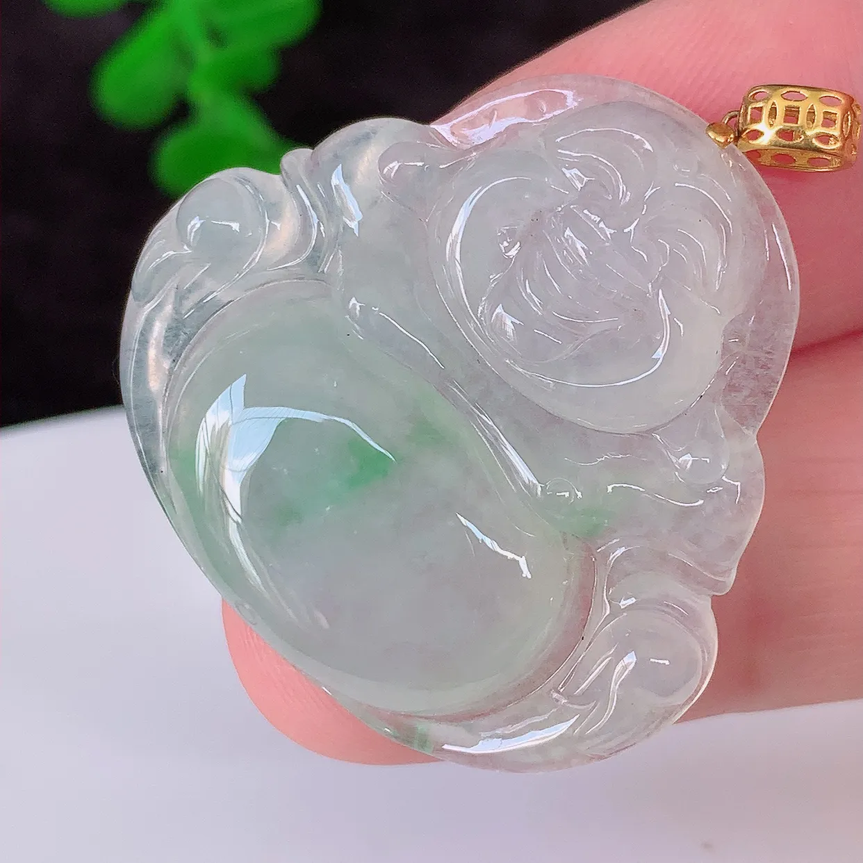 自然光实拍，18K金镶嵌冰种飘花翡翠佛公吊坠，冰透饱满， 佛公亦保平安，寓意有福（佛公）相伴，品相佳，配戴优雅迷人！#41.1整体35.5裸石31.5*30*5.6