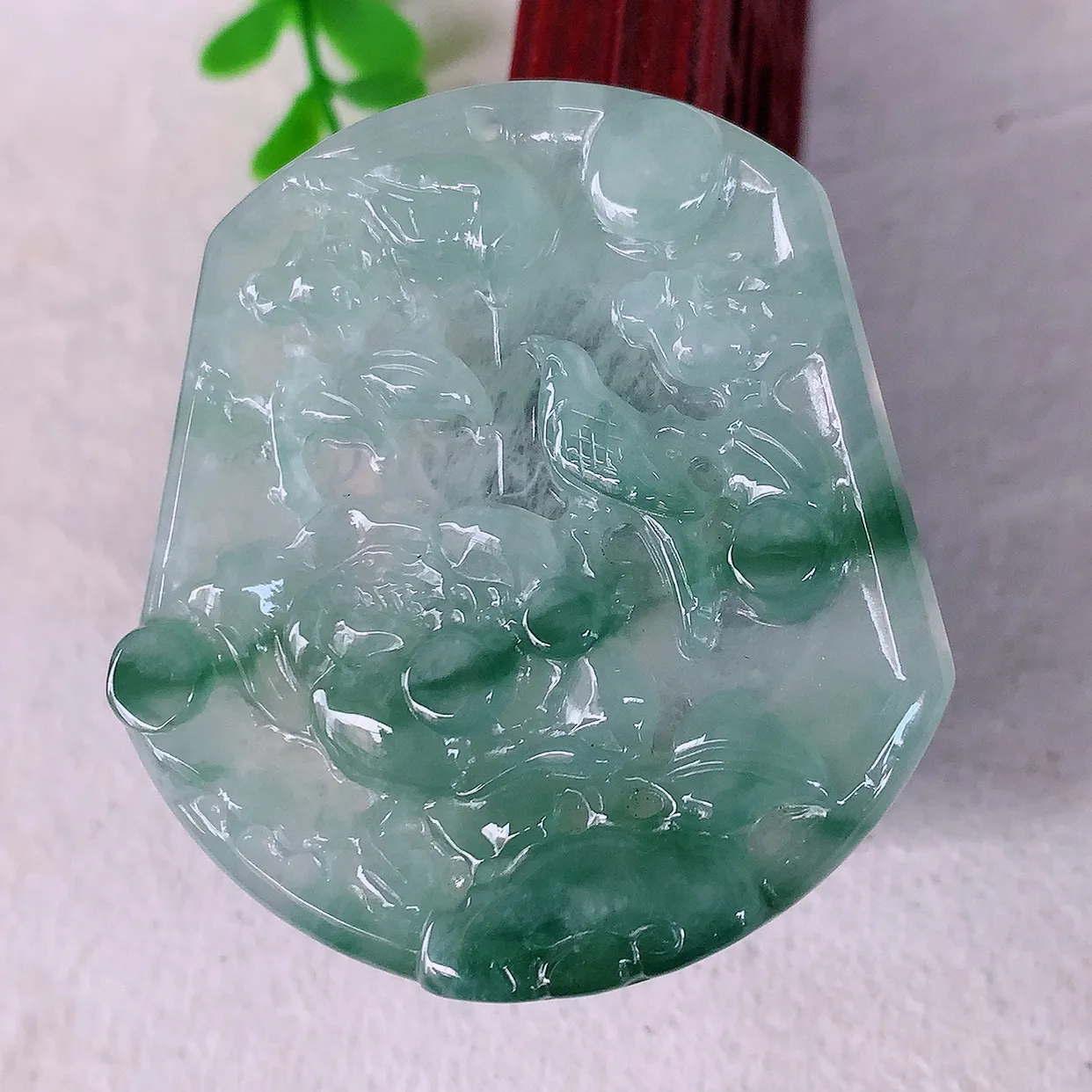 自然光实拍，冰飘花翡翠喜上眉梢吊坠，时人之家，闻鹊声皆以为喜，故谓喜鹊报喜。”题材有喜上眉梢，双喜临门，花开富贵的美好意义。性价比超值！#46.1尺寸50*46.5*5.8mm