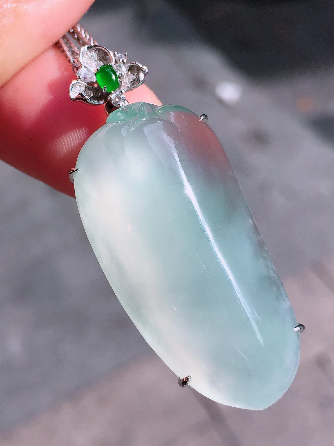 冰种福瓜吊坠，玉质细腻，荧光感超
强，饱满圆润，气质满满。18k
金豪华镶嵌