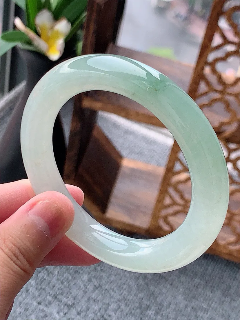 a货翡翠老坑飘花圆条手镯54-55圈口 尺寸54.3×10.8mm 重量63.65g 0621
