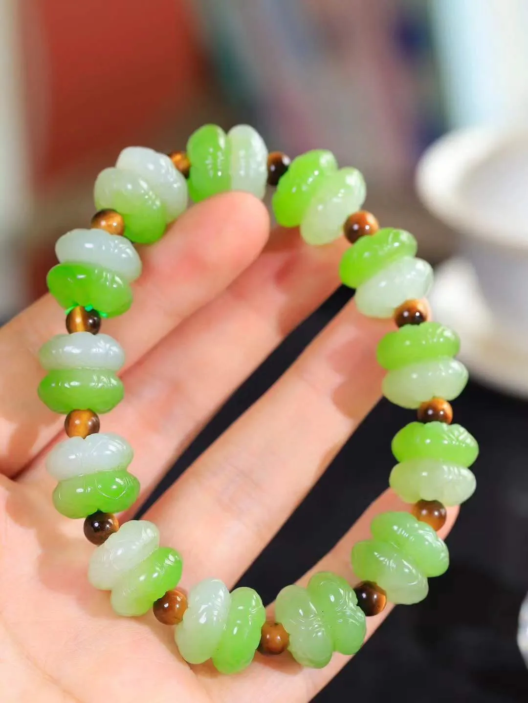 【莲花.手串】

精品和田玉翠青莲花手串，器形优雅，小巧精致，翠色浓郁，玉质细腻油润、手感上佳，颗颗精雕莲花，将荷花出淤泥而不染，濯清涟而不妖的气韵，刻画的淋漓尽致。尺寸取一13.8-15.8-15.4mm，重80.4克 FDA-3660420