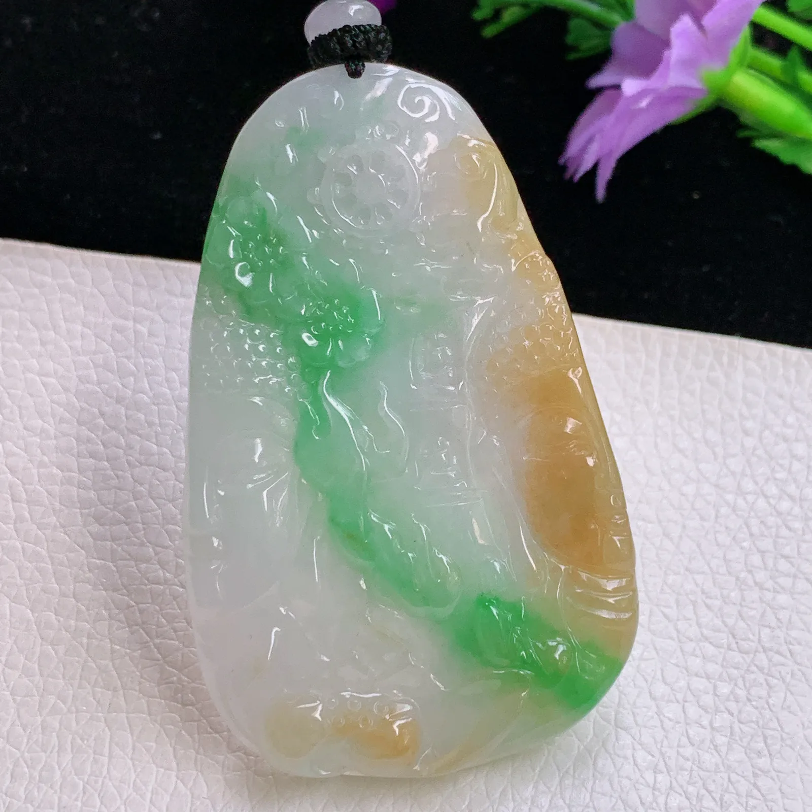 mut实拍58.3*37.3*6特色老坑精雕三彩翡翠一念之间玉吊坠 玉挂件