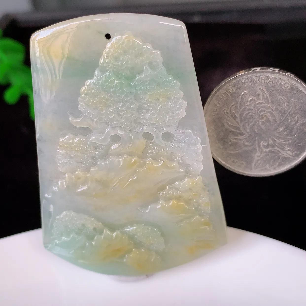 自然光实拍，冰润黄加绿翡翠山水牌吊坠，翡翠山水，立体生动形象，山水素材布局合理，意境感佳，佩戴上身效果更高贵 #60.1