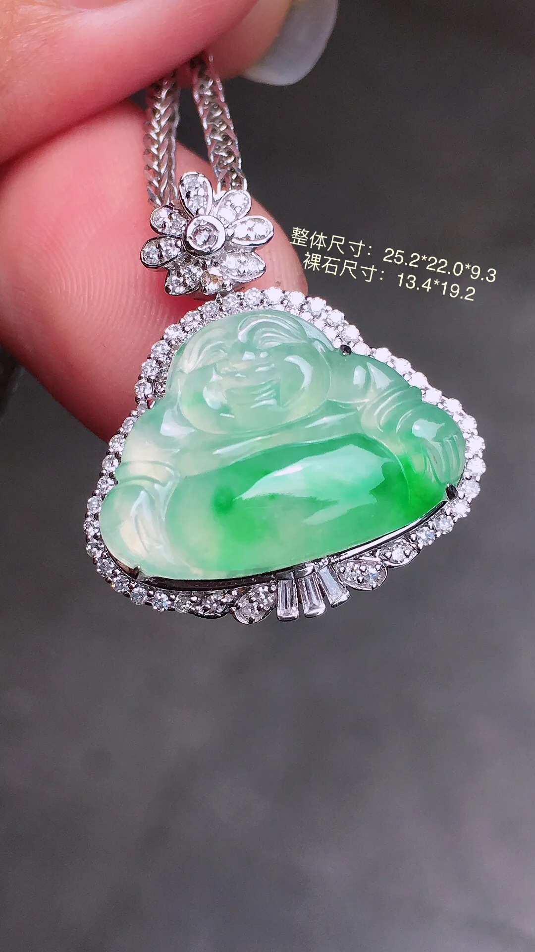 飘绿佛公吊坠，色泽艳丽，玉质细腻，荧光感超
强，饱满圆润，气质满满。18k
金豪华镶嵌