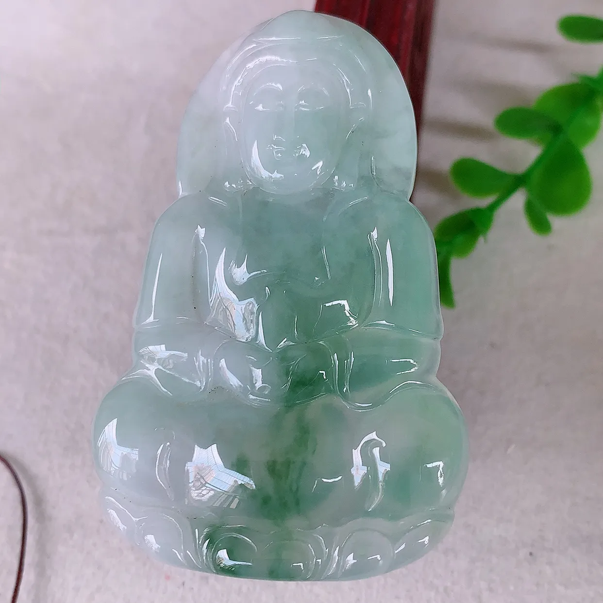 自然光实拍，大件冰飘花观音吊坠，赐福翡翠观音，翠绿迷人，观音面相端庄，佩戴时尚出众！#46.5