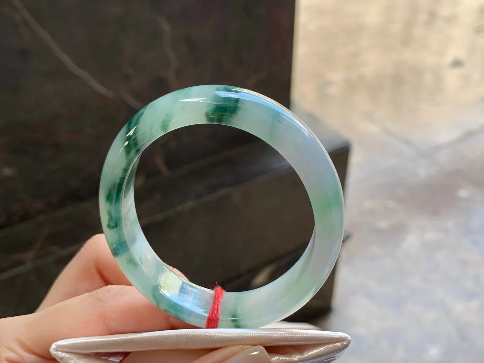 飘花贵妃镯
水润清爽 55.7/12.7/7mm