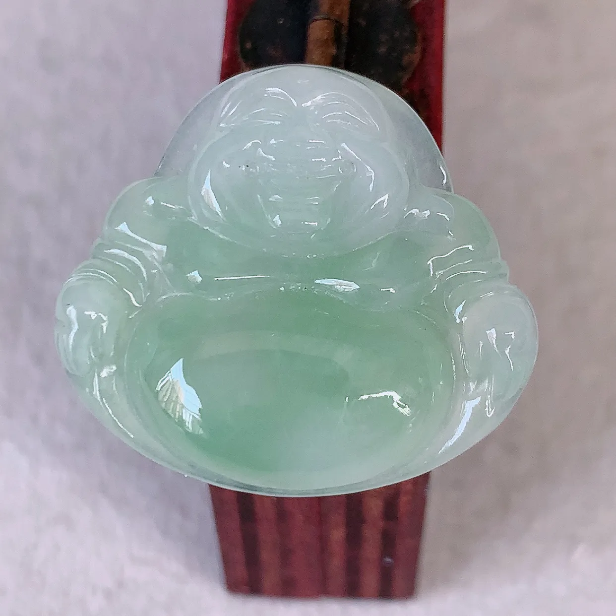 自然光实拍，冰润飘绿佛公吊坠，翡翠开心笑佛，种老水足，颜色漂亮，立体饱满圆润，佩戴效果赞#57.5