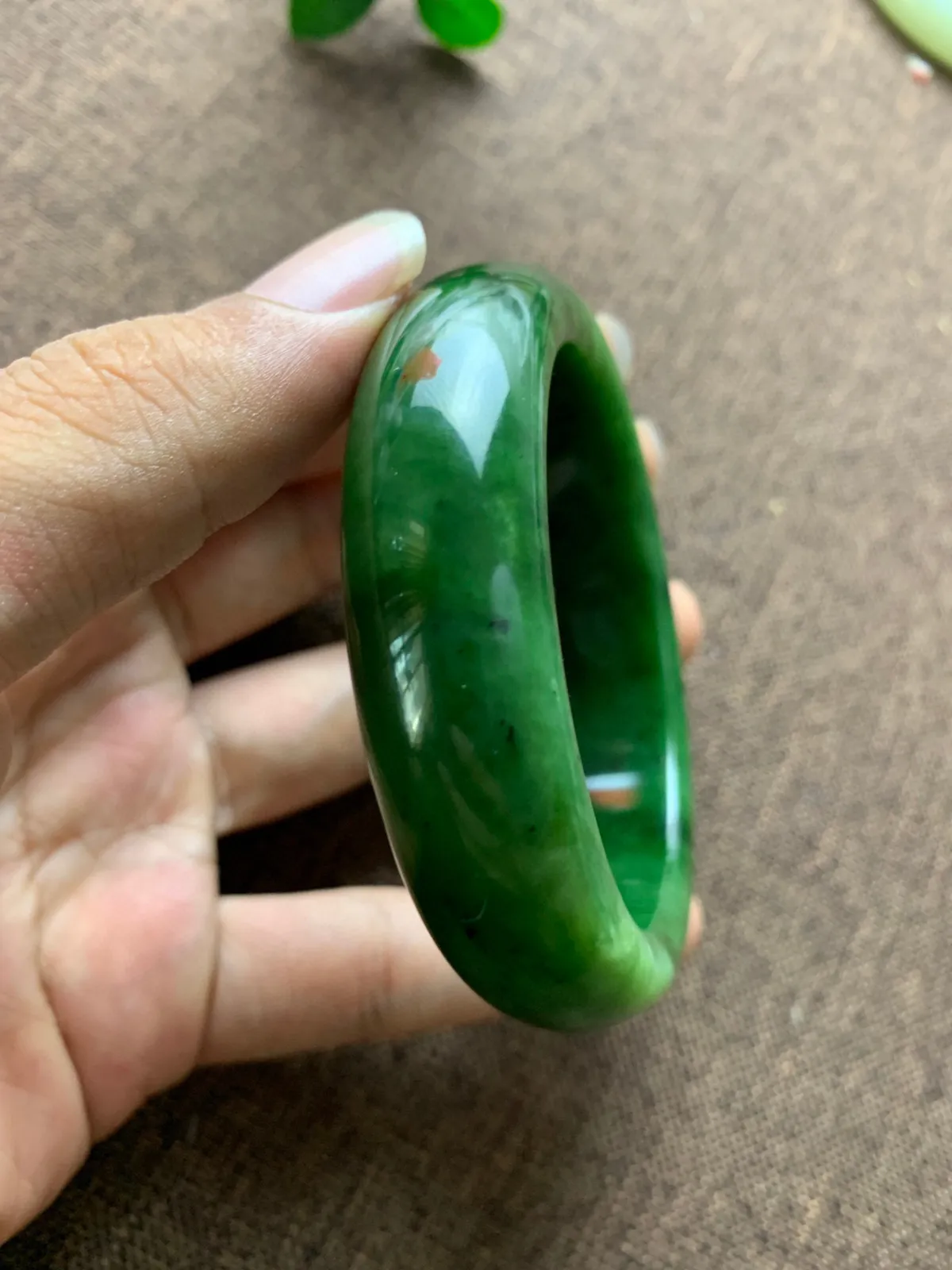 和田玉58.5圈口碧玉阳绿色手镯，黑皮料碧玉，细腻油润，高脂粉