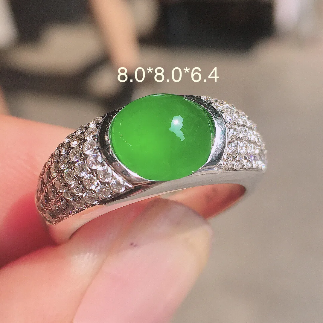 阳绿蛋面戒指，色泽均匀艳丽，玉质细腻，荧光感超
强，饱满圆润，气质满满。18k
金豪华镶嵌
