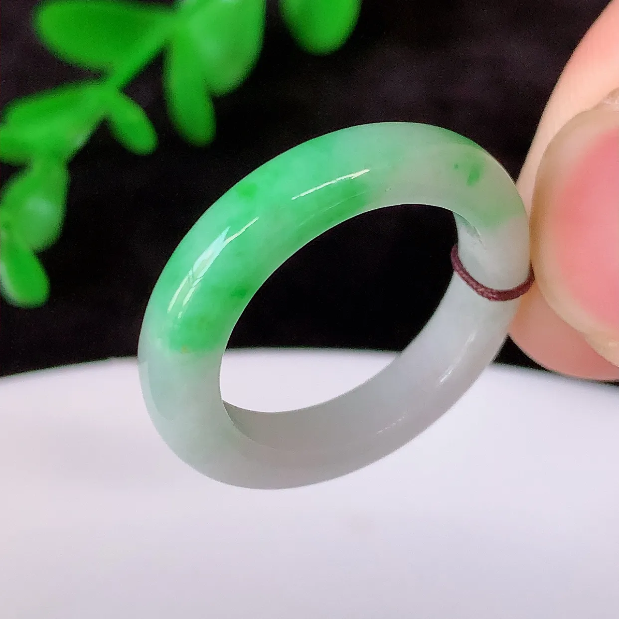 自然光实拍，18mm内径翡翠指环，玉戒指，玉质莹润，好精美好冰润的指环，17圈口，上手纤巧！#1.5