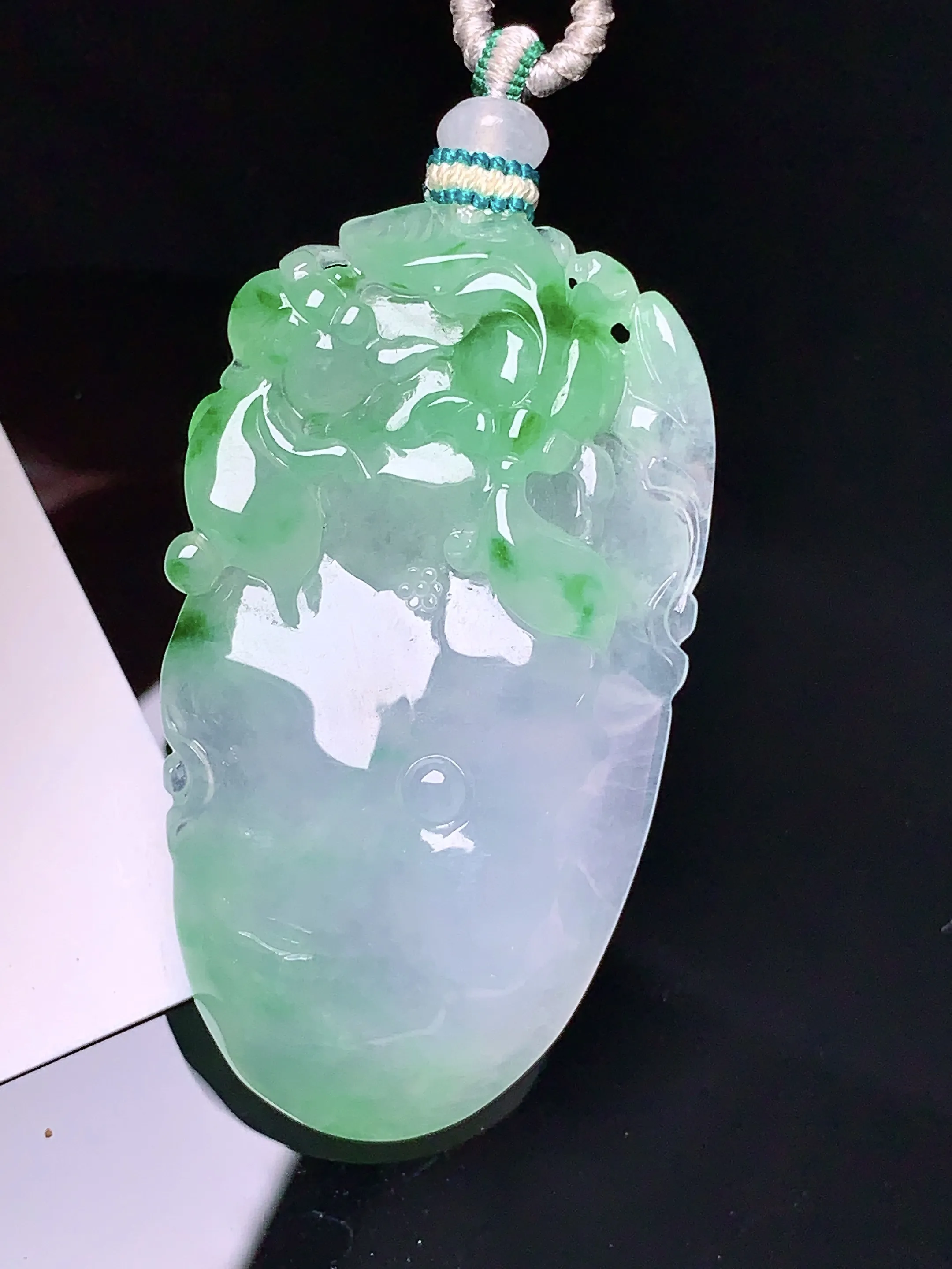 飘绿荷花吊坠 玉质细腻 色泽艳丽 整体尺寸45.8*25.6*7.7