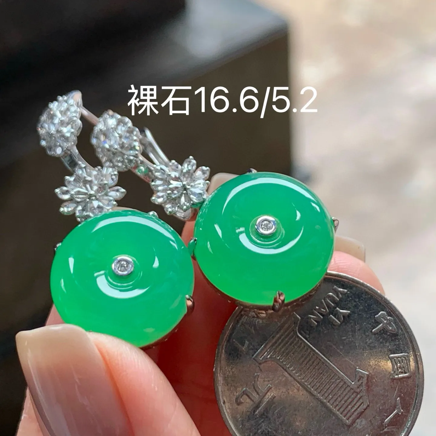 冰种果绿平安扣耳坠
真金镶嵌 大气