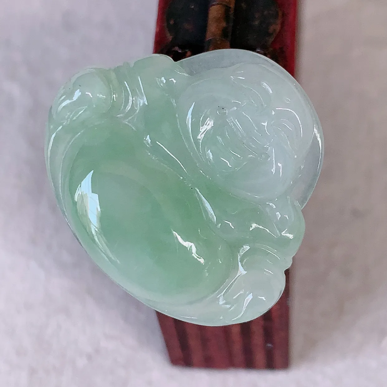 自然光实拍，冰润飘绿佛公吊坠，翡翠开心笑佛，种老水足，颜色漂亮，立体饱满圆润，佩戴效果赞#57.5