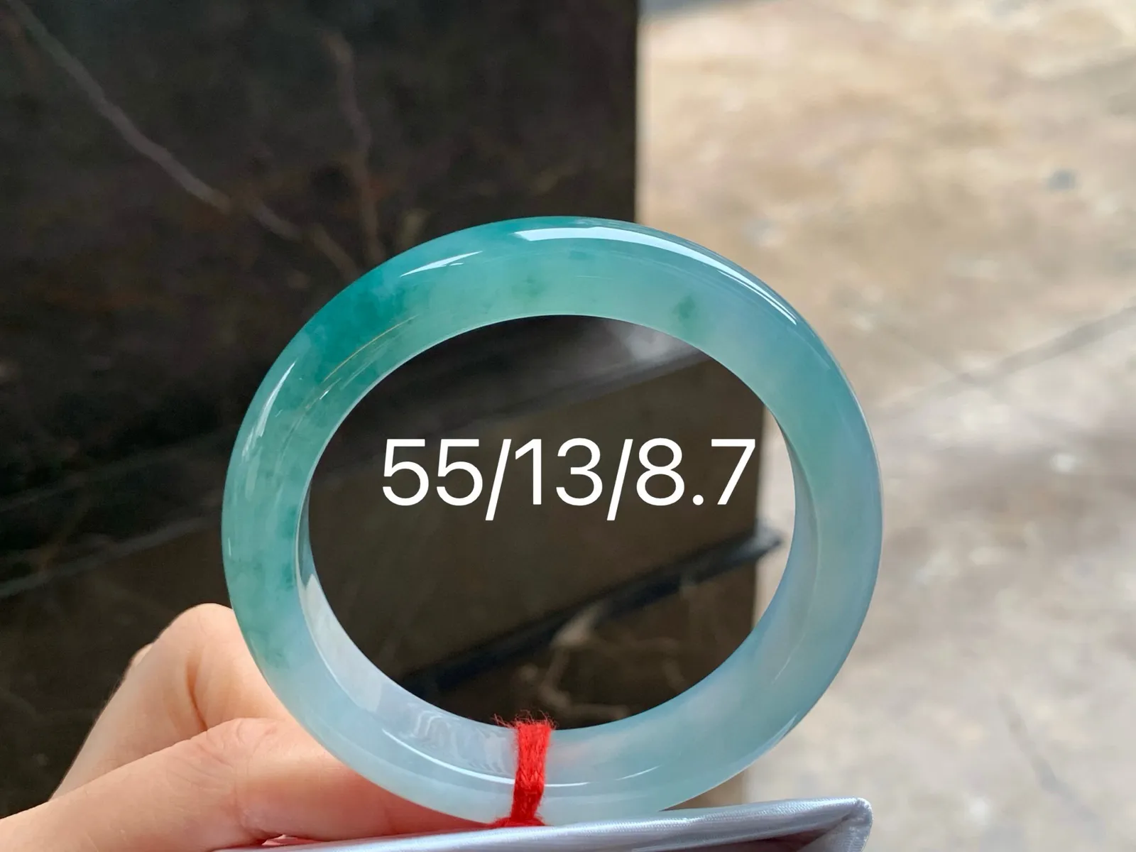 冰晴底飘花手镯
水润55/13/8.7mm