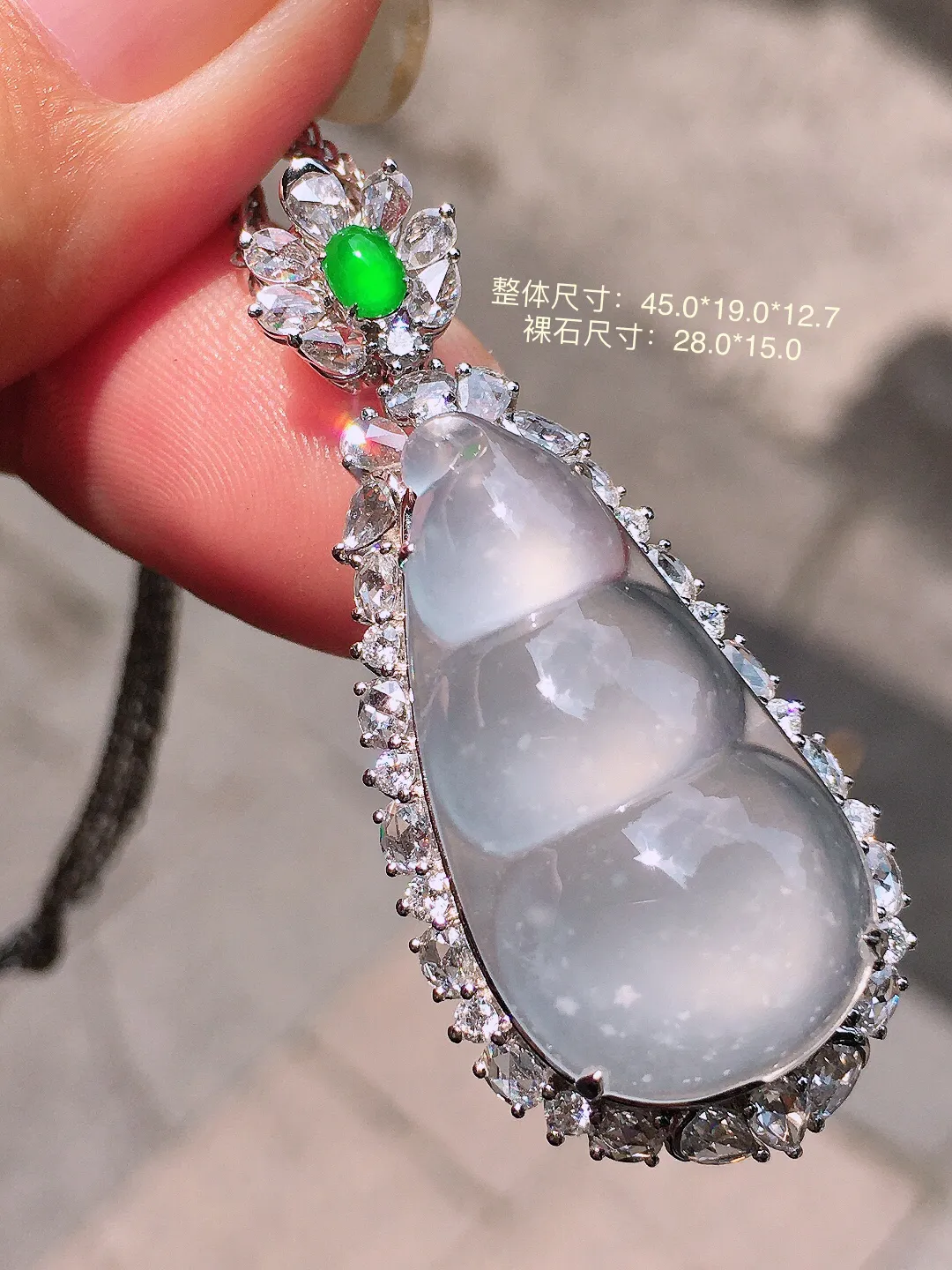 冰种福豆吊坠，玉质细腻，荧光感超
强，饱满圆润，气质满满。18k
金豪华镶嵌