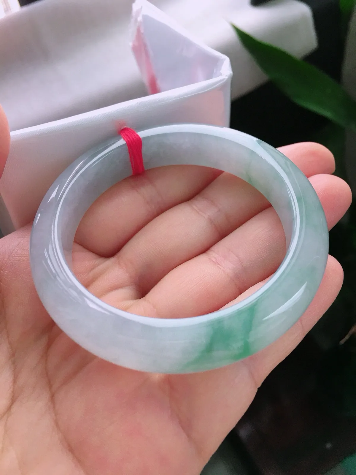 圈口55.6，正圈手镯，飘花，玉质冰润细腻，种水好，尺寸55.6-12.9-8.7mm
