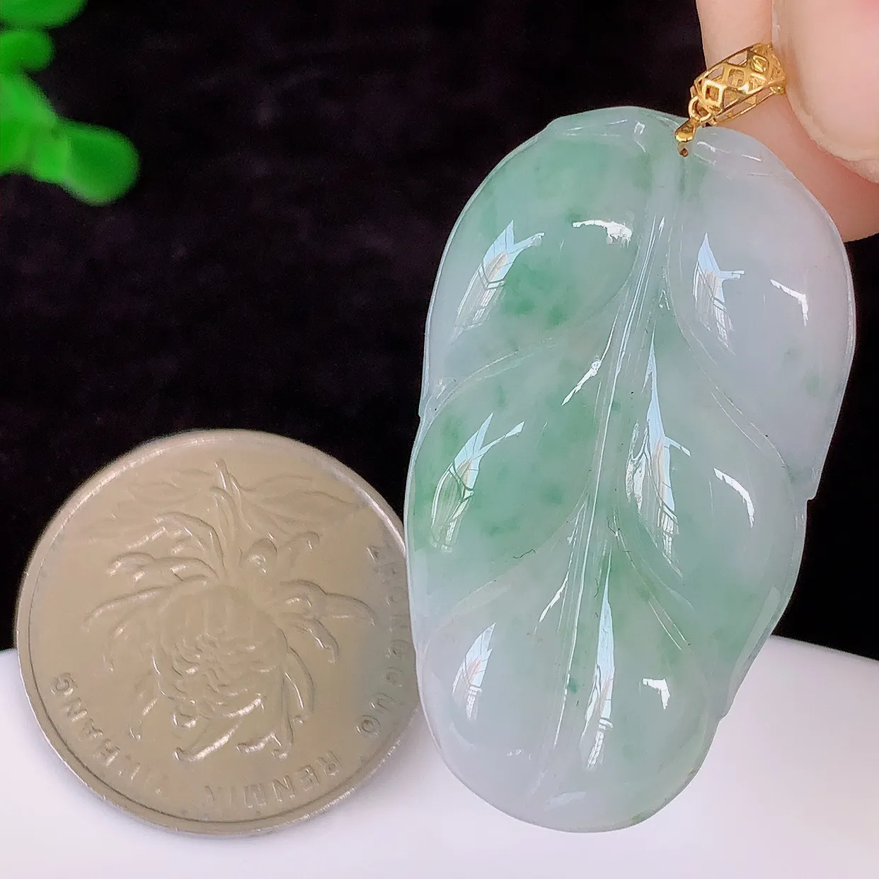 18K金镶嵌冰胶飘花叶子翡翠吊坠 ，种水足，色泽清新，工艺精湛，叶子寓意美好；金枝玉叶，事业有成。#00.5