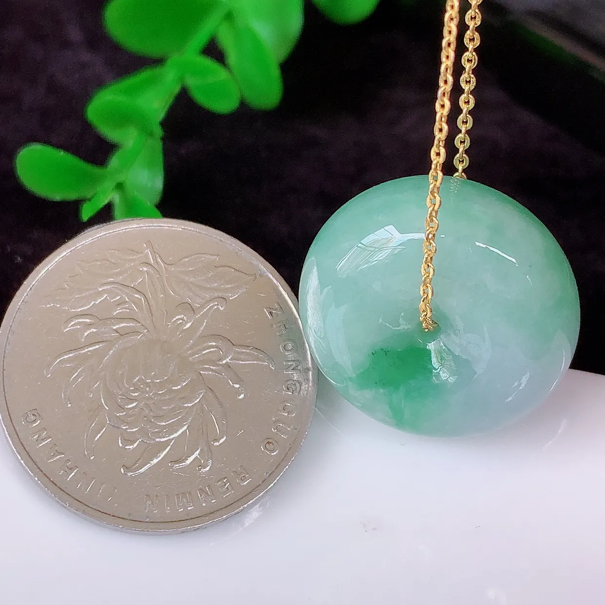 自然光实拍，冰润飘绿路路通翡翠吊坠，寓意时来运转、财源滚滚，款式新颖时尚，日常百搭的款！#57.5