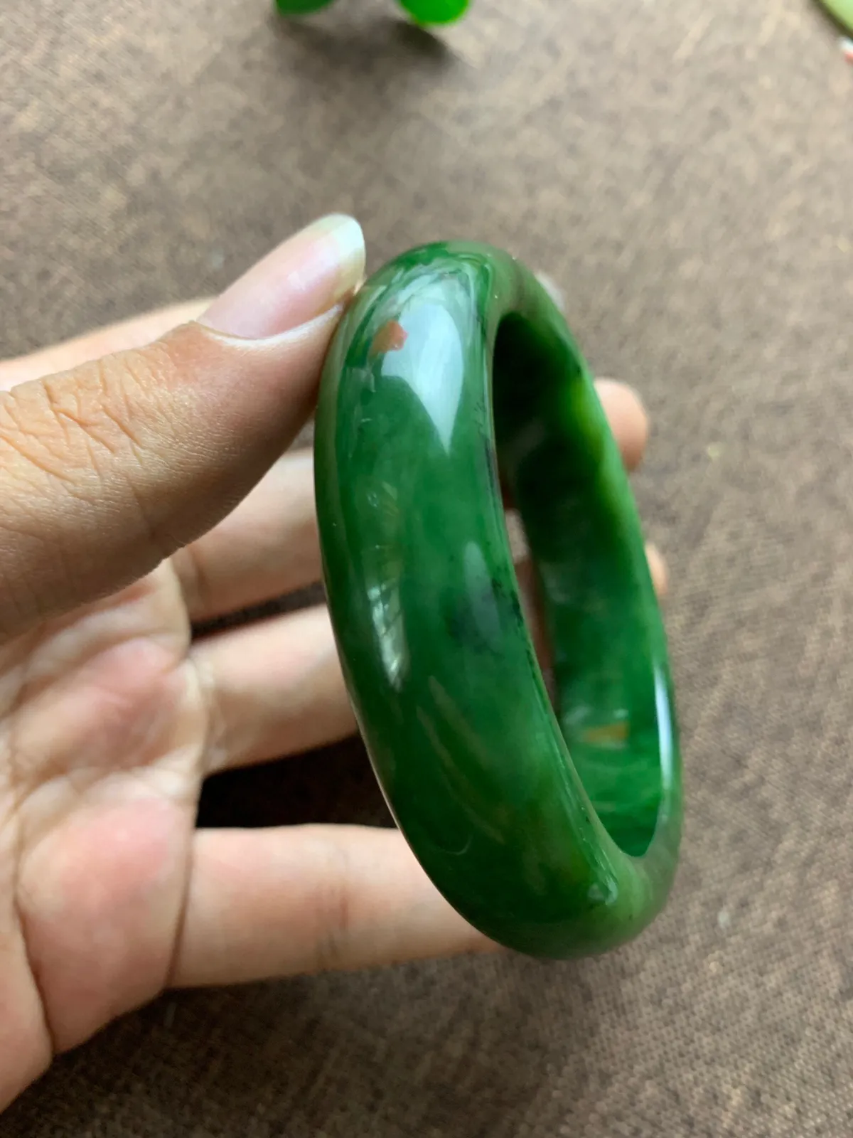 和田玉58.5圈口碧玉阳绿色手镯，黑皮料碧玉，细腻油润，高脂粉